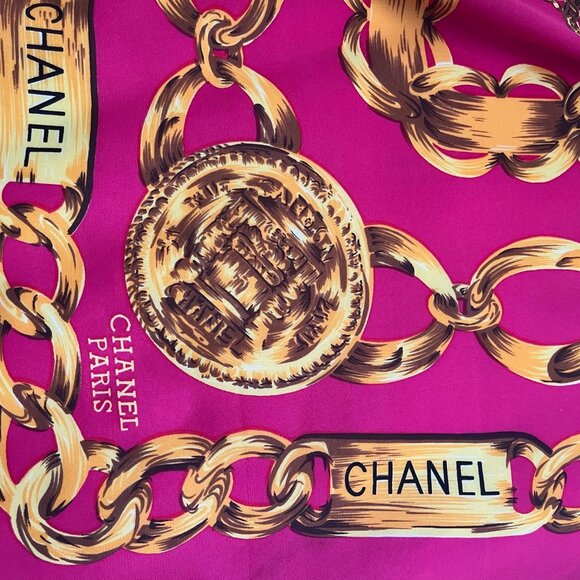 CHANEL 31 RUE CAMBON Magenta and Gold Scarf. Large gold-chained pattern. main image 5